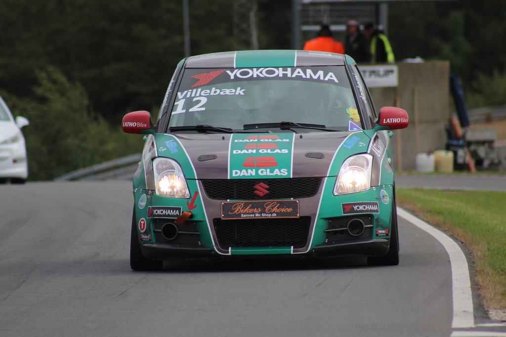 Kim Villebæk kunne godt tænke sig at slutte sæsonen af med et avancement i mesterskabet. Men den kræver at den grønne Suzuki Swift Sport skal være helt fremme i begge heats.
(Foto: JJ Media)
